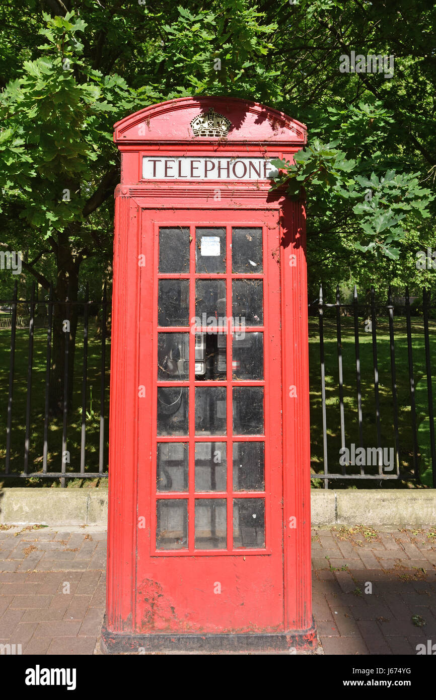 Vecchio rosso British telefono casella su un marciapiede da Battersea Park. Foto Stock