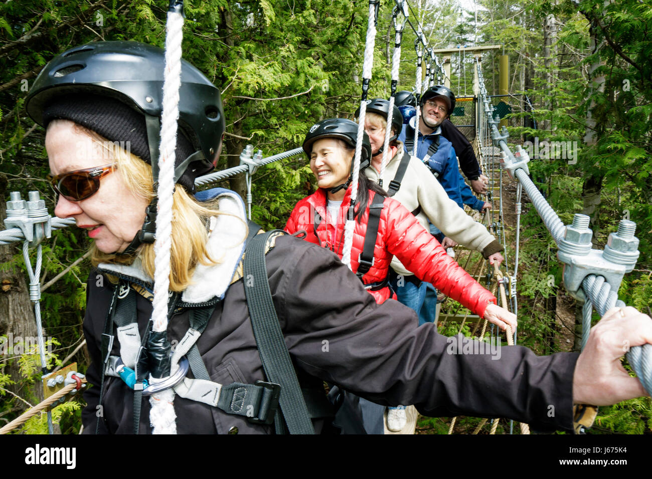 Michigan Mackinaw City, Mackinac state Historic Parks Park, storico Mill Creek Discovery Park, Forest Canopy Bridge, attrezzatura di sicurezza zip line, casco, Asi Foto Stock