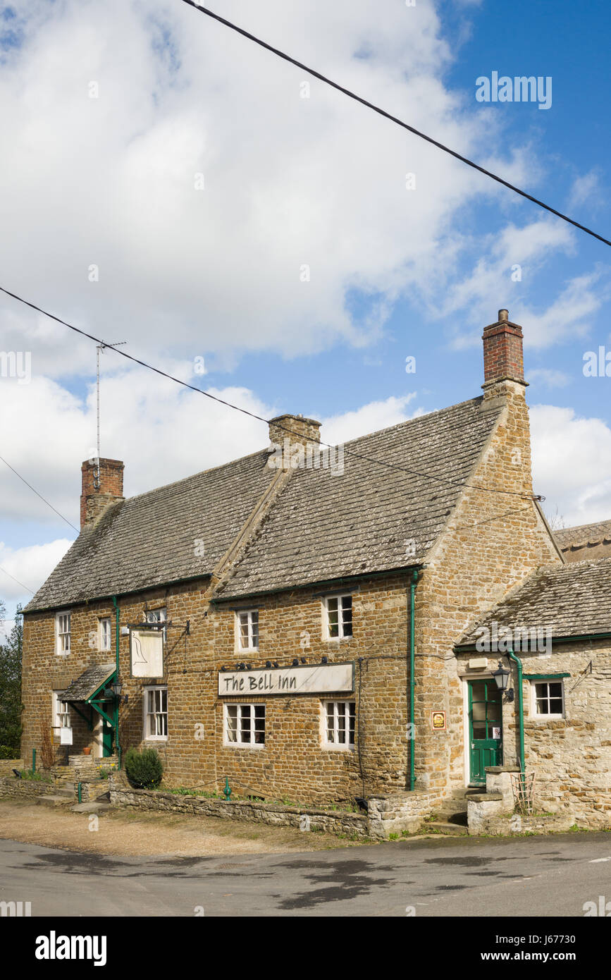 La Bell Inn, Heyford inferiore, vicino a Bicester, Oxfordshire, England, Regno Unito Foto Stock