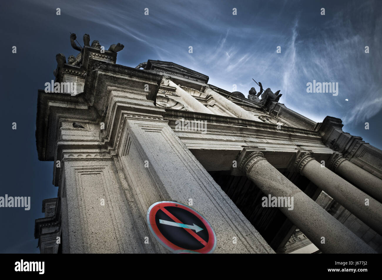 Chiesa sentinella frowningly centro stile minaccioso di architettura costruttiva Foto Stock