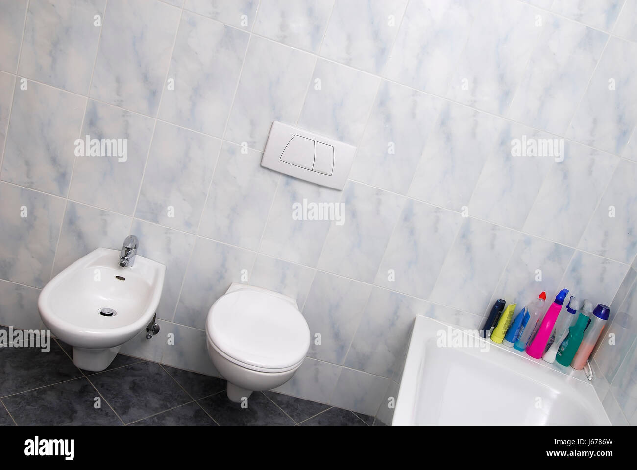 Flusso di piastrelle di ceramica bagno wc bidet flusso bagno piastrelle in ceramica Servizi igienici Foto Stock