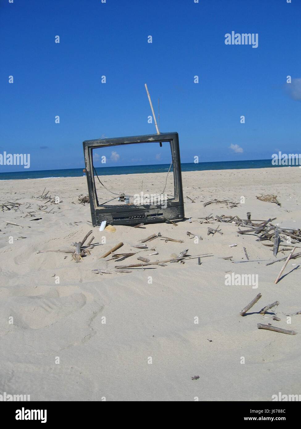 Spiaggia mare spiaggia mare cestino televisione televisori tv oggetto Foto Stock