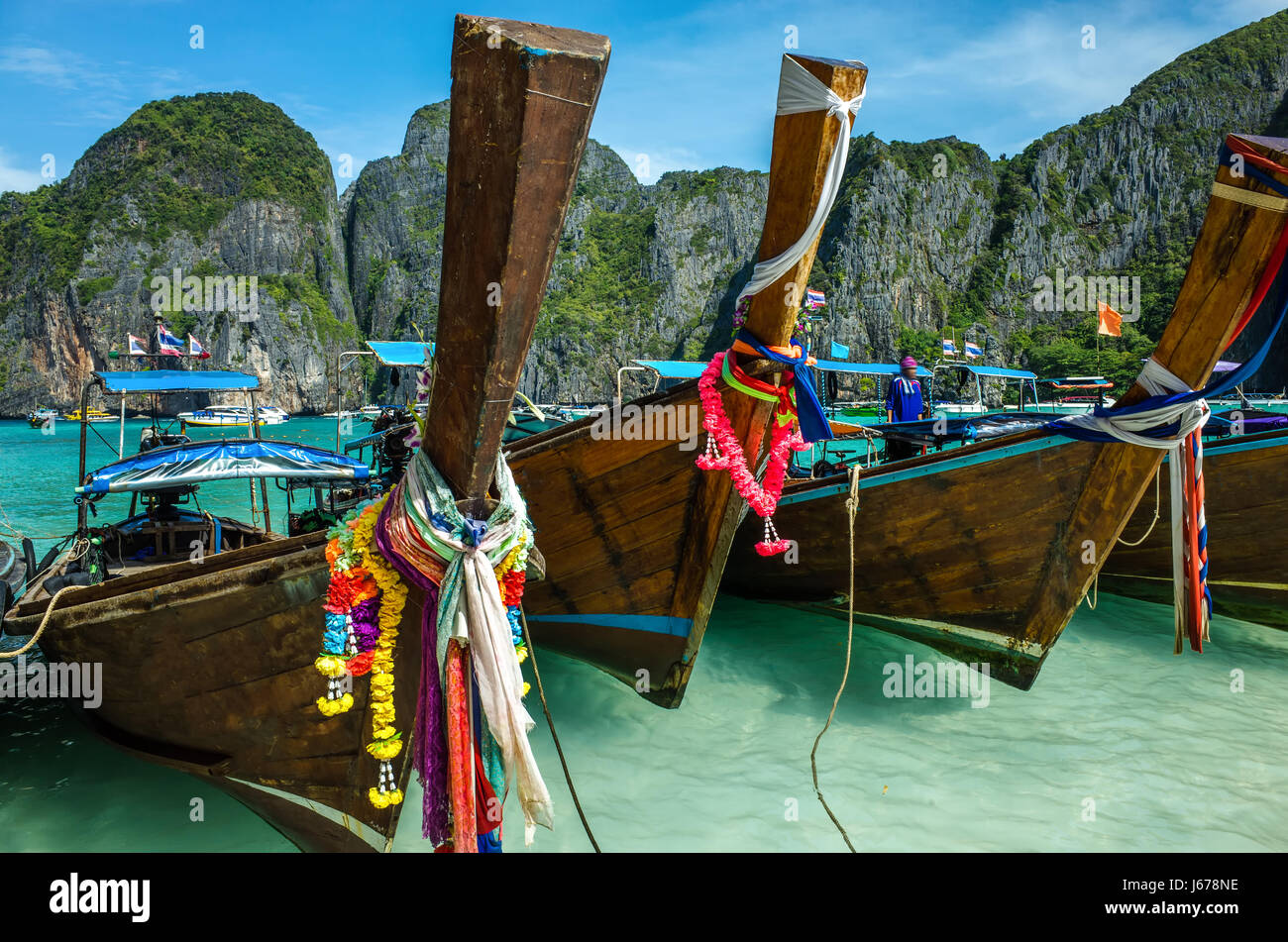 Barche in Isola di Phi Phi in Thailandia Foto Stock