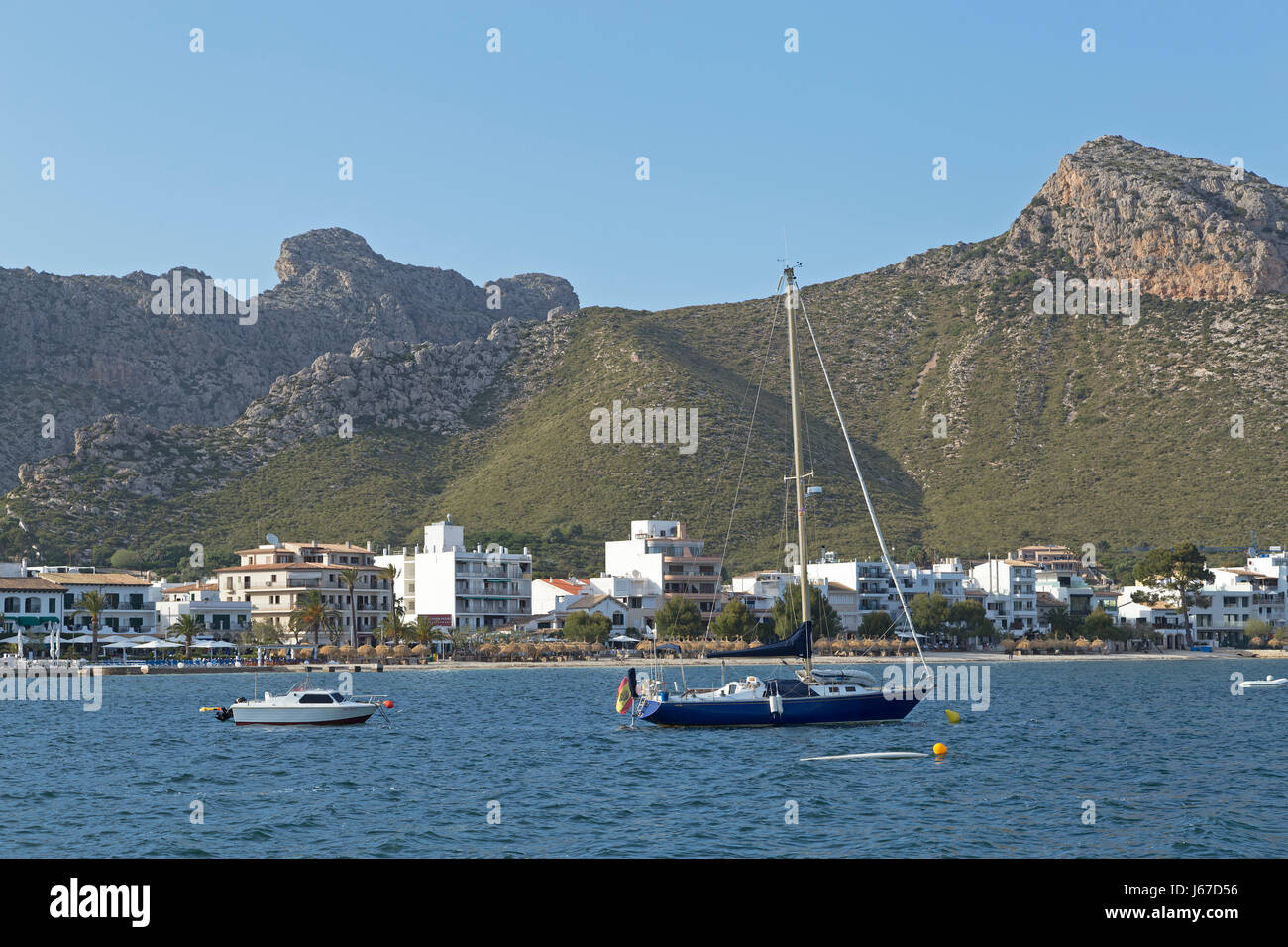 Barche nella Baia di Port de Pollenca, Maiorca, SPAGNA Foto Stock