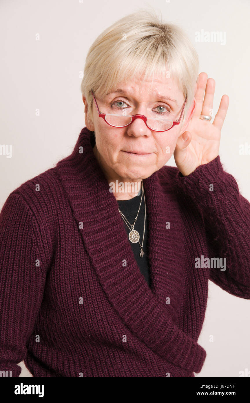 Donna ascoltare la persona sorda gesto gesticulate seriamente ascolto studio simbolico Foto Stock