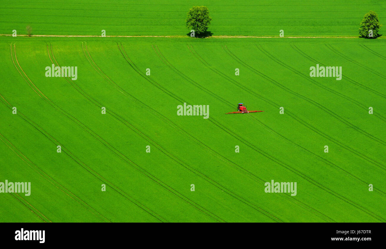 Il motore del motore di azionamento della molla di campo trattore agricoltore il lavoro sul campo dell'antenna di natura Foto Stock