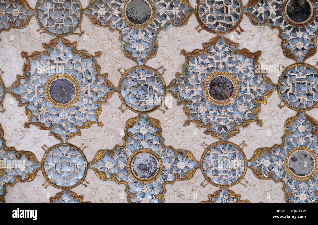 Particolare del soffitto a specchio nello specchio Palace al forte di Amber a Jaipur, Rajasthan, India, a febbraio, 16, 2016. Foto Stock