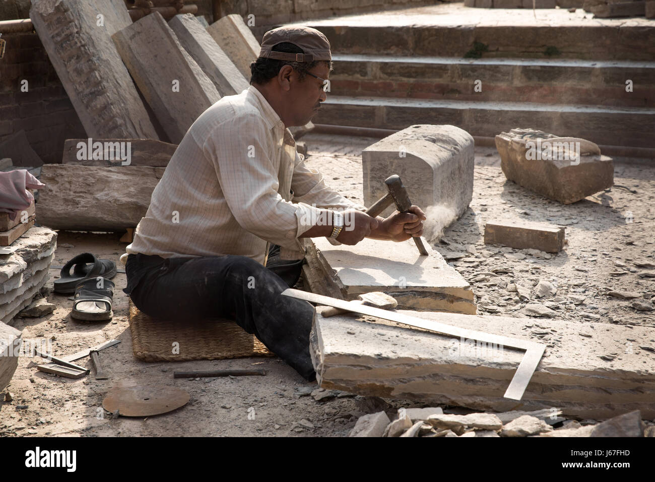 Kathmandu, Nepal - Apr 16, 2017: Uomo che ripara i danni di Bhaktapur città a seguito di un terremoto. Foto Stock