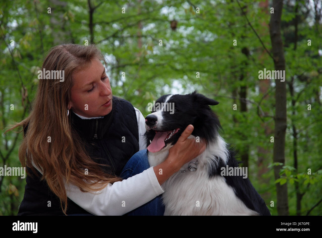 Amicizia dog walk fiducia familiarità confidarsi donna amicizia dog walk dapper Foto Stock