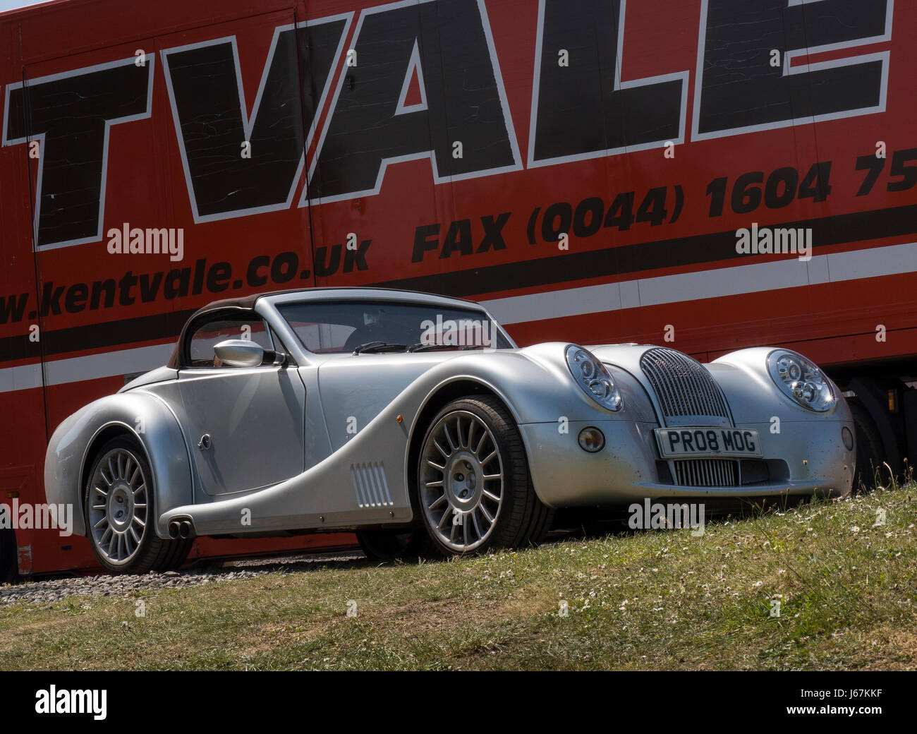 Un appena completato Morgan Aero attende il trasportatore. Morgan Motor Co. ha costruito auto personalizzata a loro Malvern, Inghilterra fabbrica dal 1900. Foto Stock