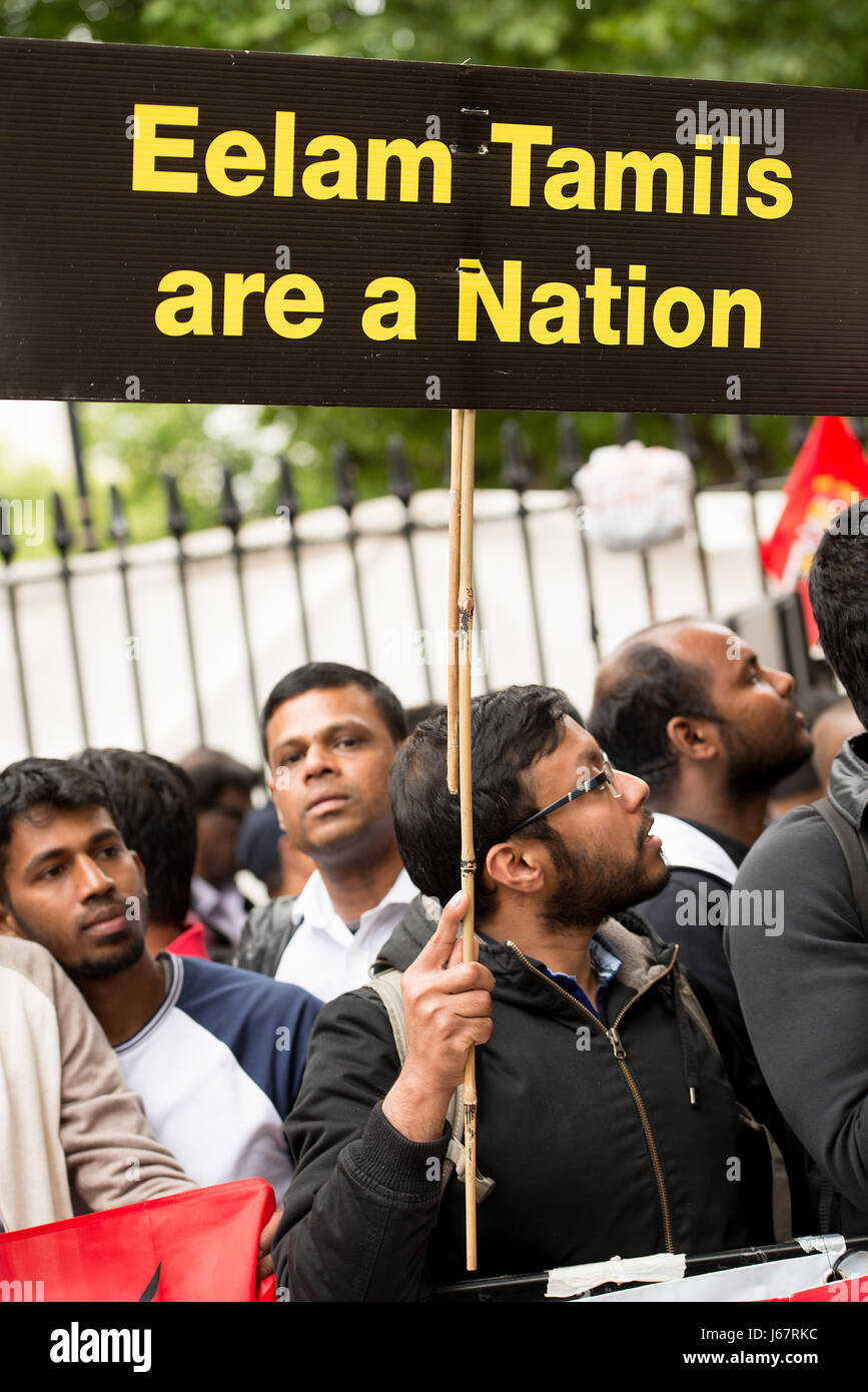 Editoriale - British Tamil con banner che protestavano davanti a Downing Street, Londra, che chiede un referendum ONU su uno stato indipendente del Tamil Eelam. Foto Stock