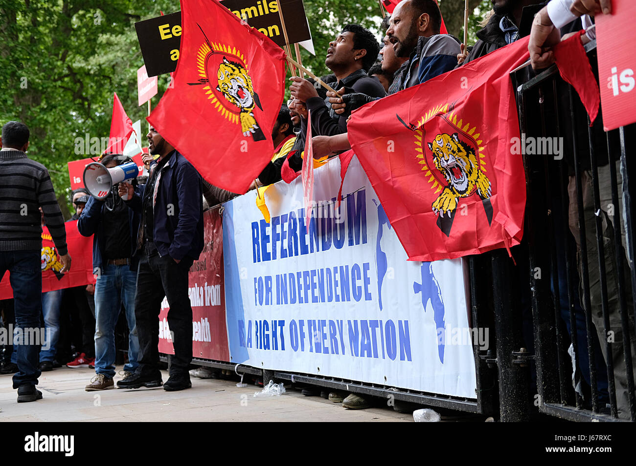 Editoriale - British Tamil con banner che protestavano davanti a Downing Street, Londra, che chiede un referendum ONU su uno stato indipendente del Tamil Eelam. Foto Stock