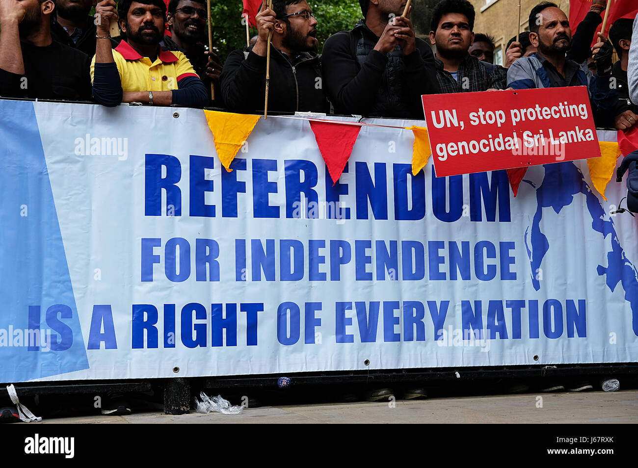 Editoriale - British Tamil con banner che protestavano davanti a Downing Street, Londra, che chiede un referendum ONU su uno stato indipendente del Tamil Eelam. Foto Stock