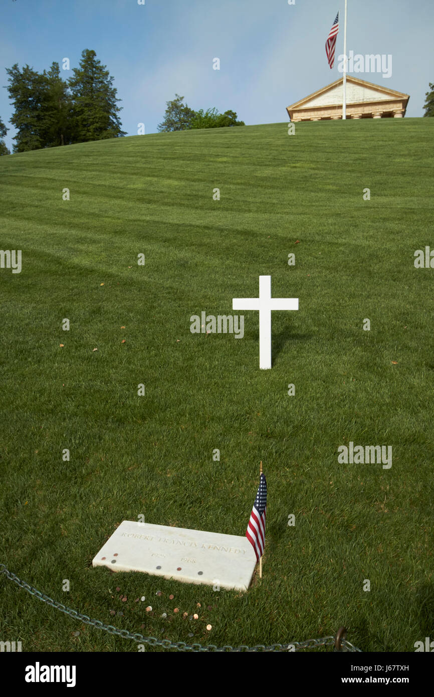 Rfk Robert Francis Kennedy tomba con le monete il Cimitero di Arlington Washington DC USA Foto Stock