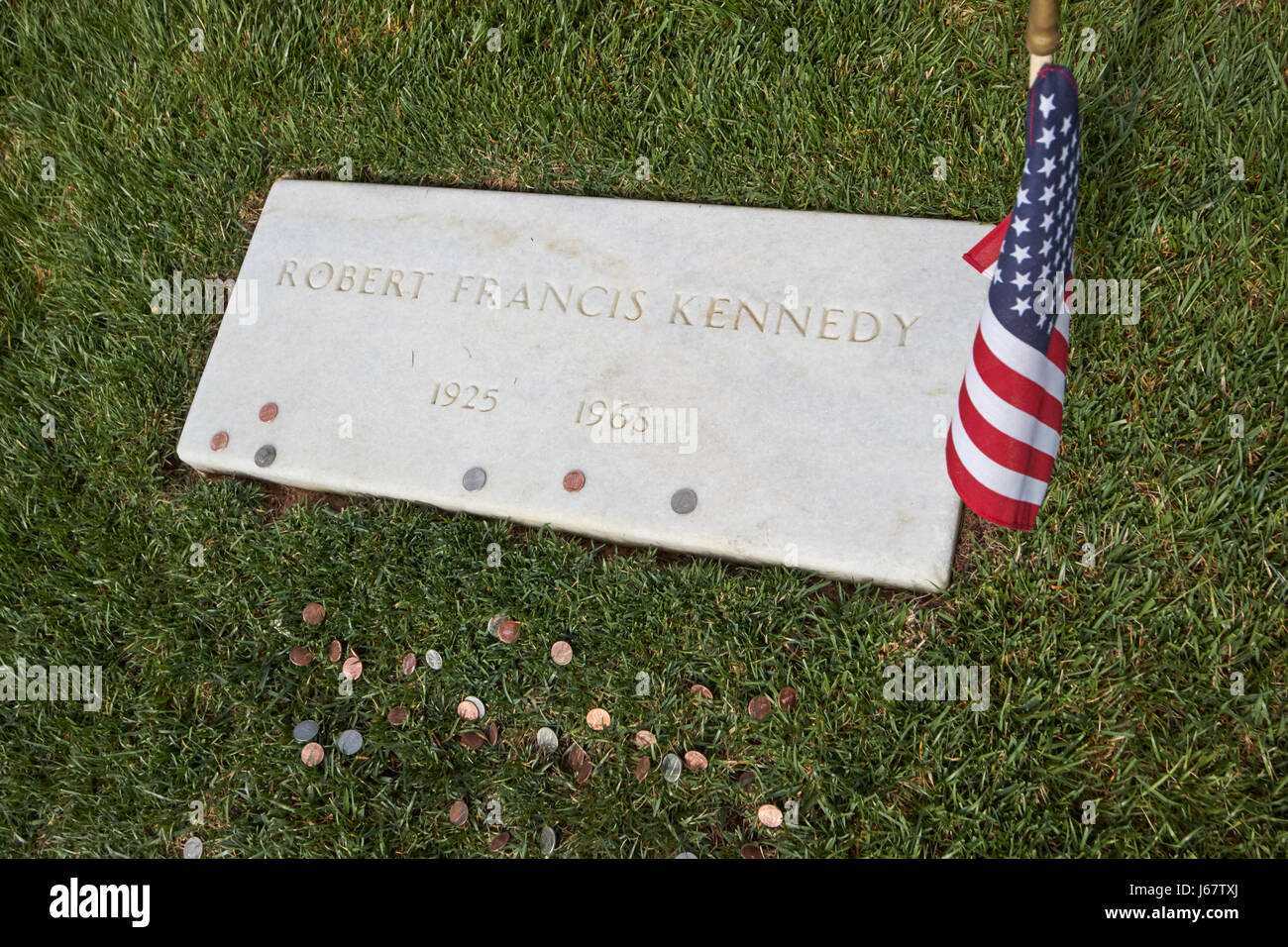 Rfk Robert Francis Kennedy tomba con le monete il Cimitero di Arlington Washington DC USA Foto Stock