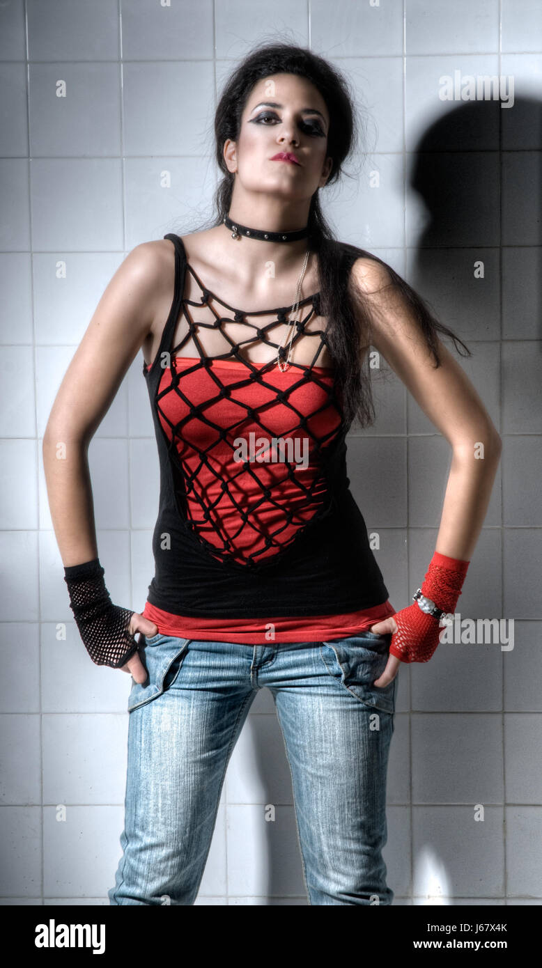 Donna moda femminile modernità moderno atteggiamento alternativo stile punk  donna Foto stock - Alamy
