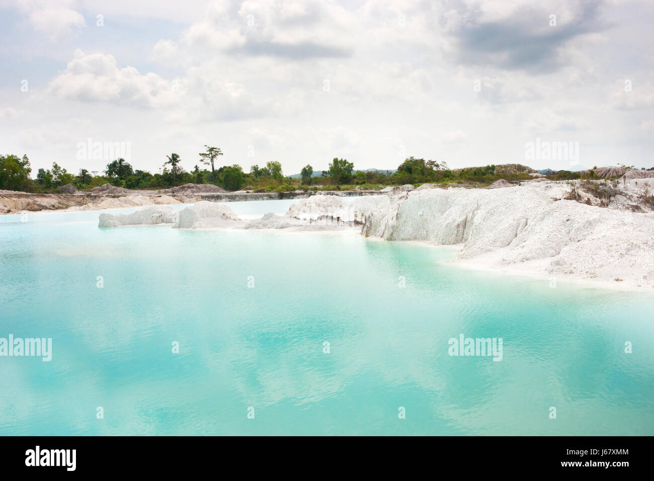 Man-made del lago artificiale di caolino, girato dalla massa di data mining fori riempiti con acqua di pioggia formando un chiaro lago blu, aria Raya Village, Tanjung Pandan, B Foto Stock