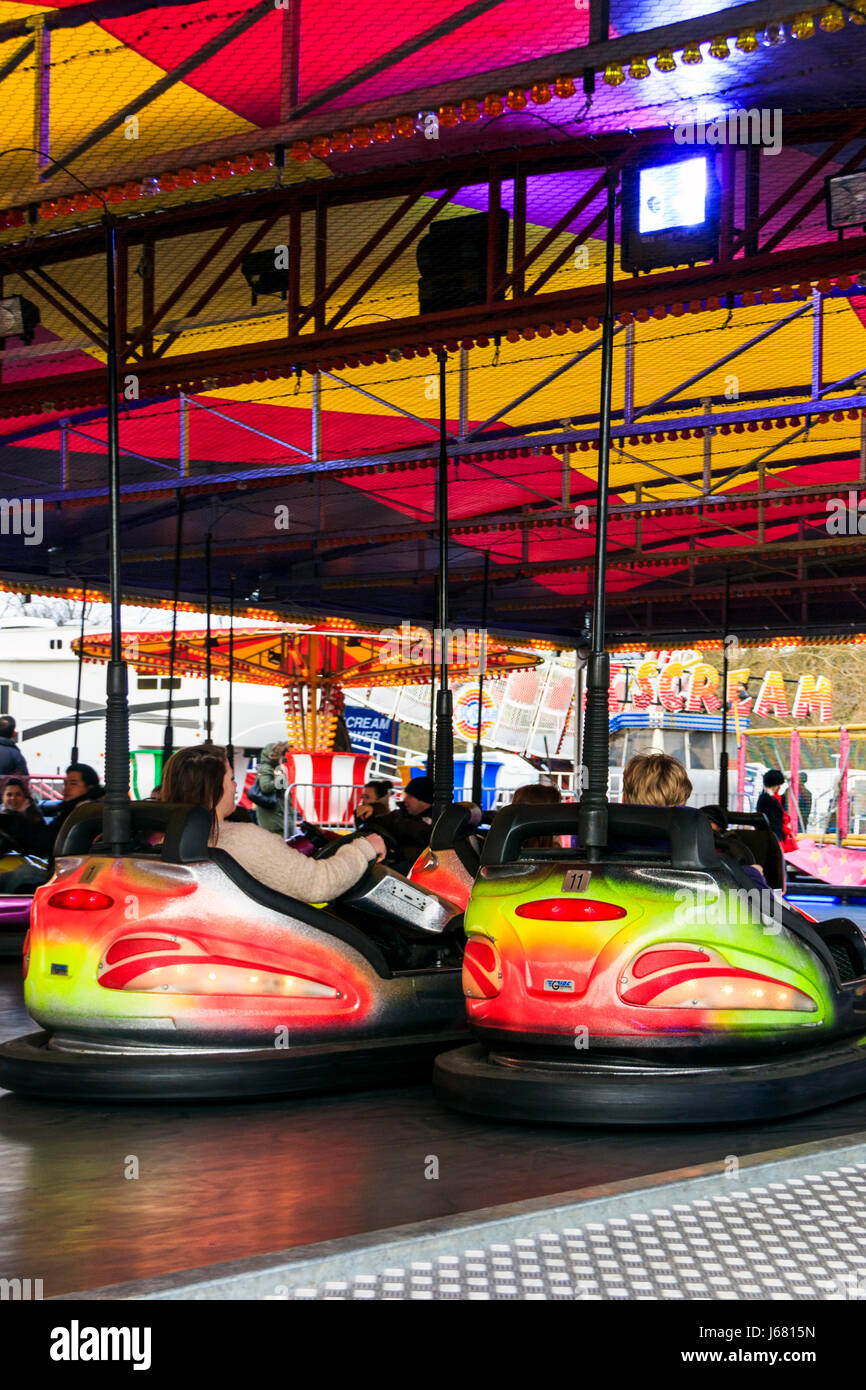 Dodgems multicolore o del paraurti di automobili presso una banca vacanza luna park, london, Regno Unito Foto Stock