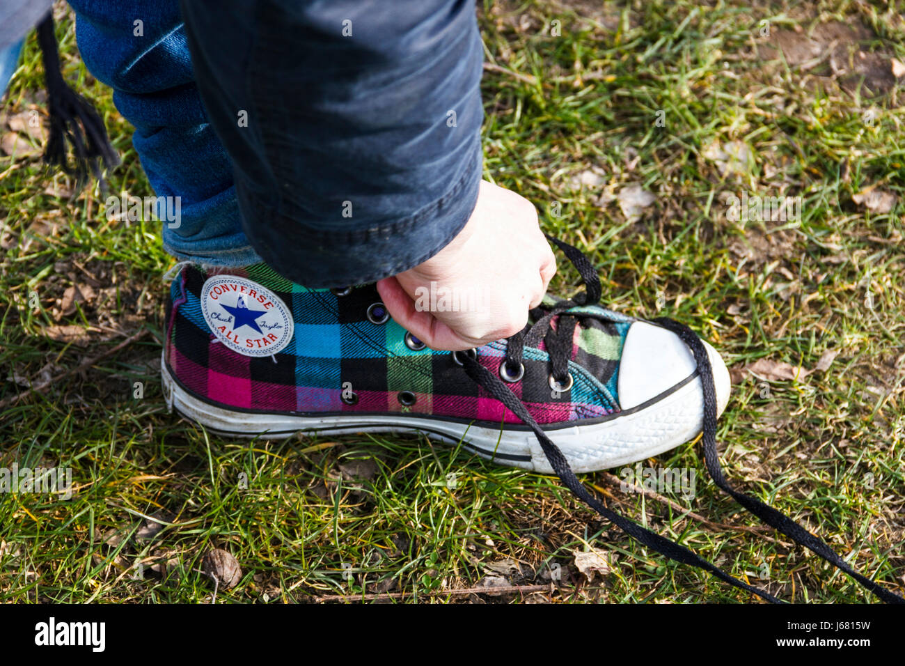 Shoe laces undone immagini e fotografie stock ad alta risoluzione - Alamy