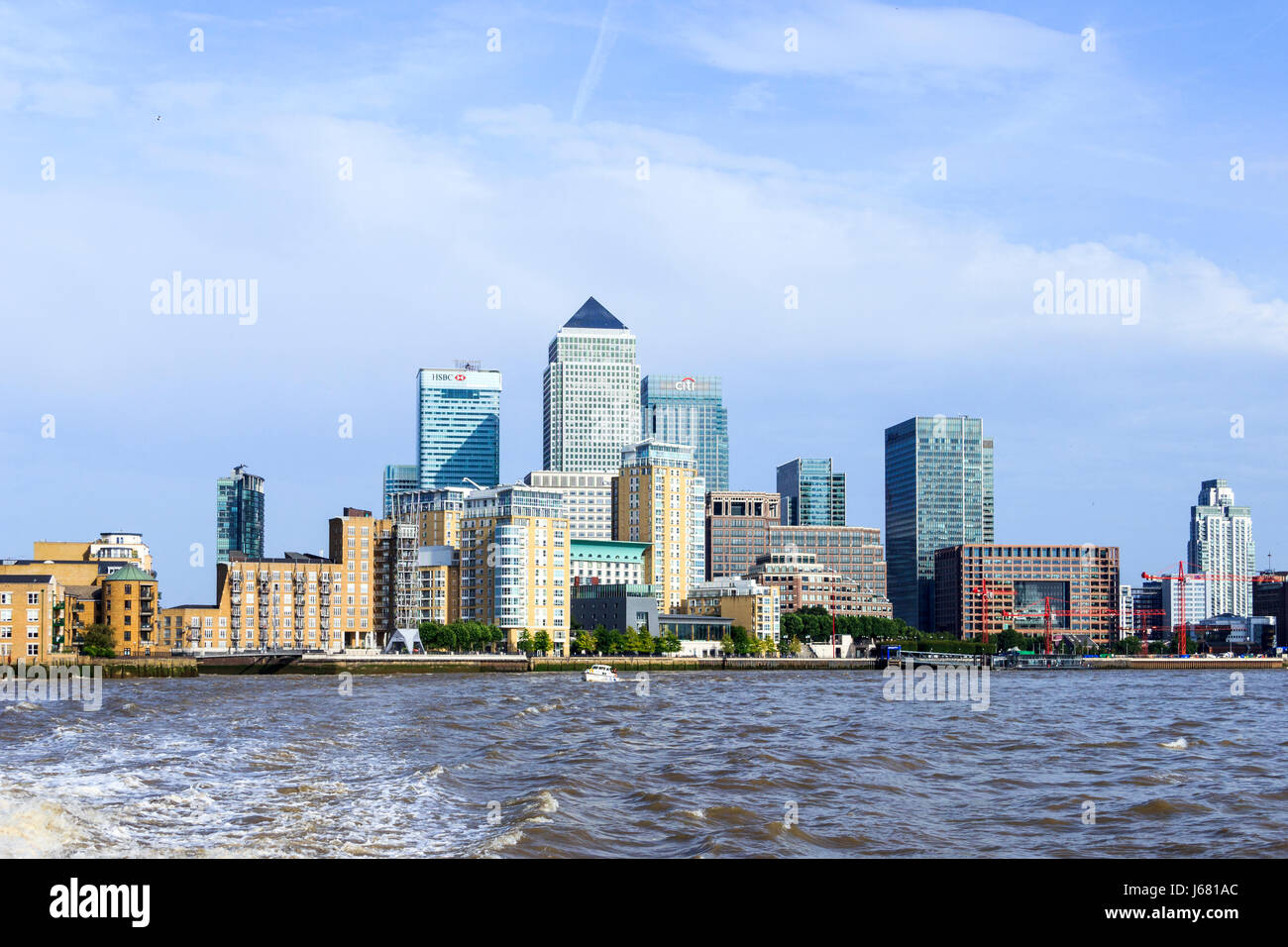 Canary Wharf e il quartiere finanziario da una barca sul fiume Tamigi, cercando downriver, London, Regno Unito Foto Stock