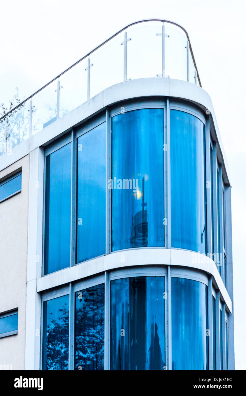 La riflessione di edificio in vetro curvo, St Pancras Way, Londra, Regno Unito Foto Stock