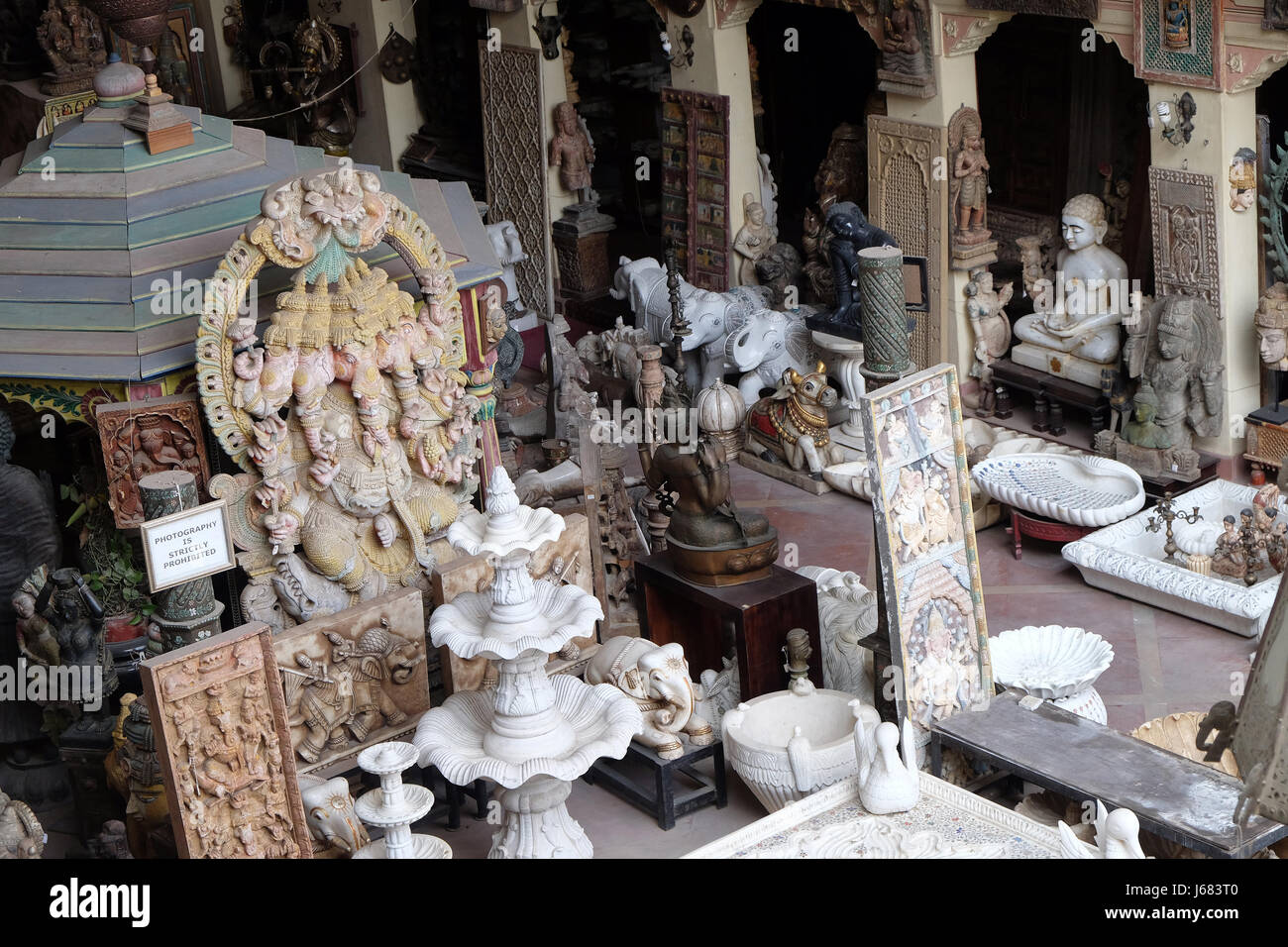 Negozio di vendita di antiquariato indiano e riproduzioni tra una miriade di negozi per turisti in Jaipur, Rajasthan, India Foto Stock