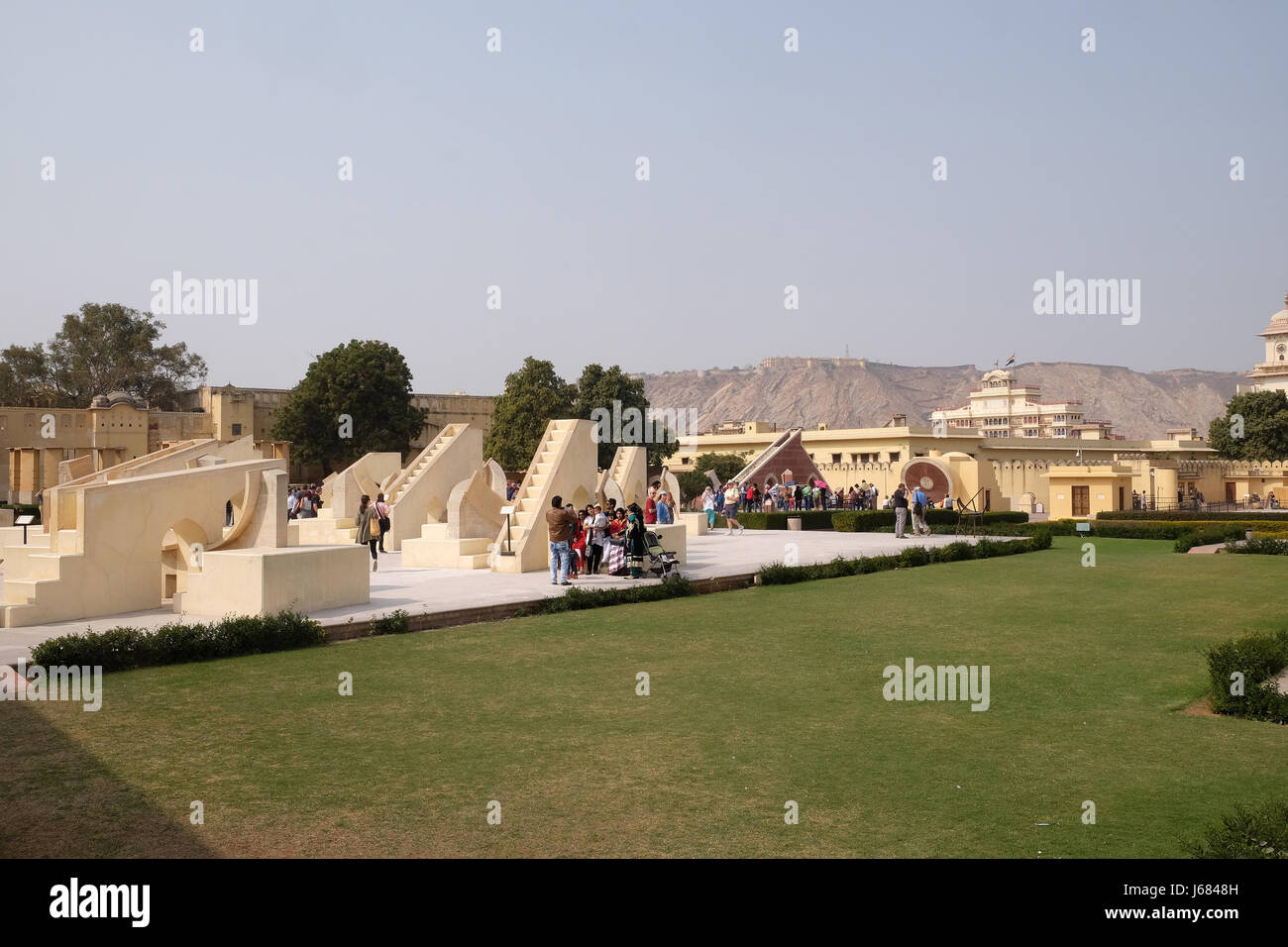 Famoso Osservatorio Jantar Mantar, una collezione enorme di strumenti astronomici a Jaipur, Rajasthan, India Foto Stock