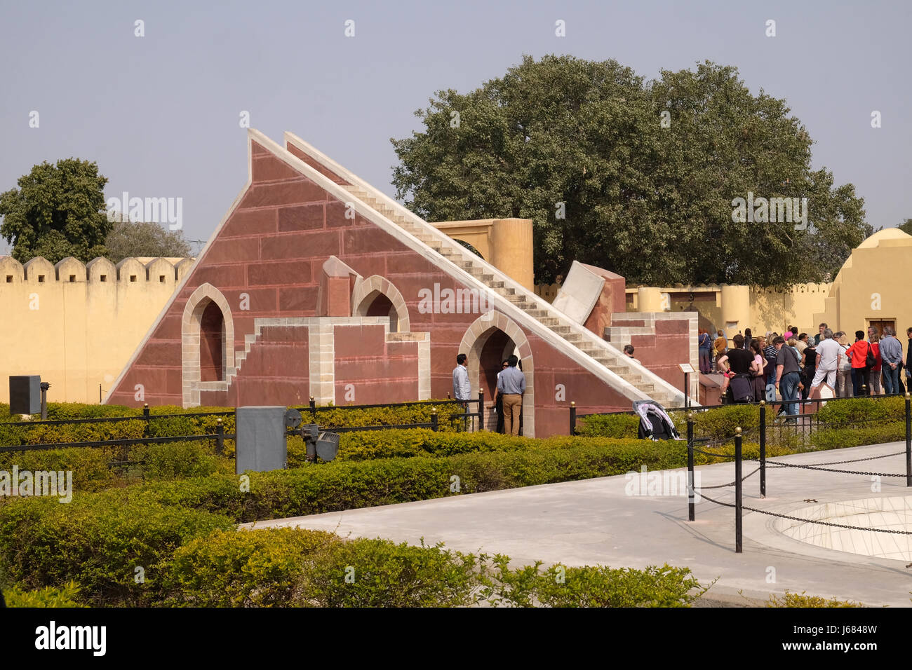 Famoso Osservatorio Jantar Mantar, una collezione enorme di strumenti astronomici a Jaipur, Rajasthan, India Foto Stock