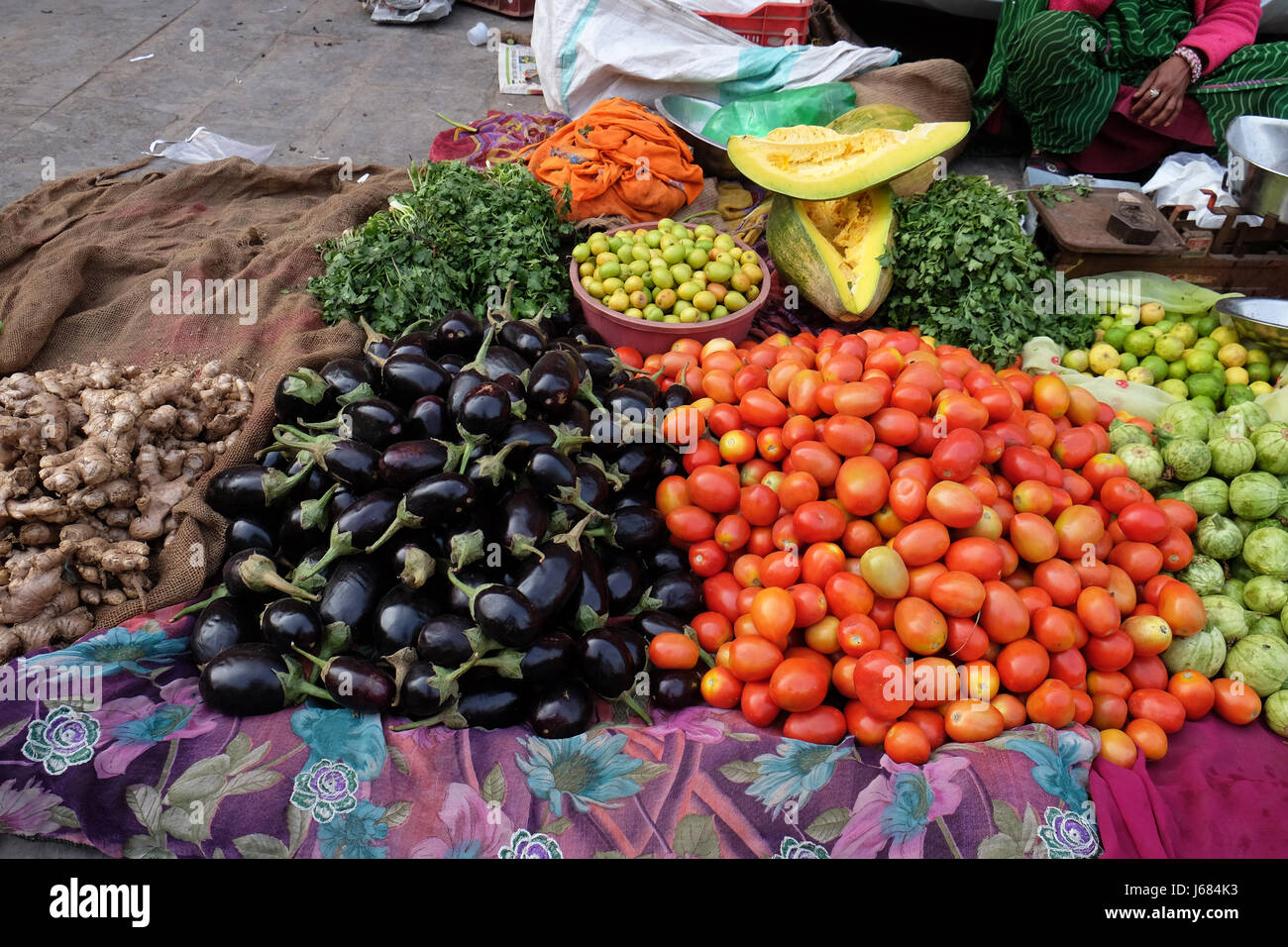 JAIPUR, India - 16 febbraio: la vendita di frutta e verdura dal lato della strada a Jaipur, Rajasthan, India il 16 febbraio 2016. Foto Stock