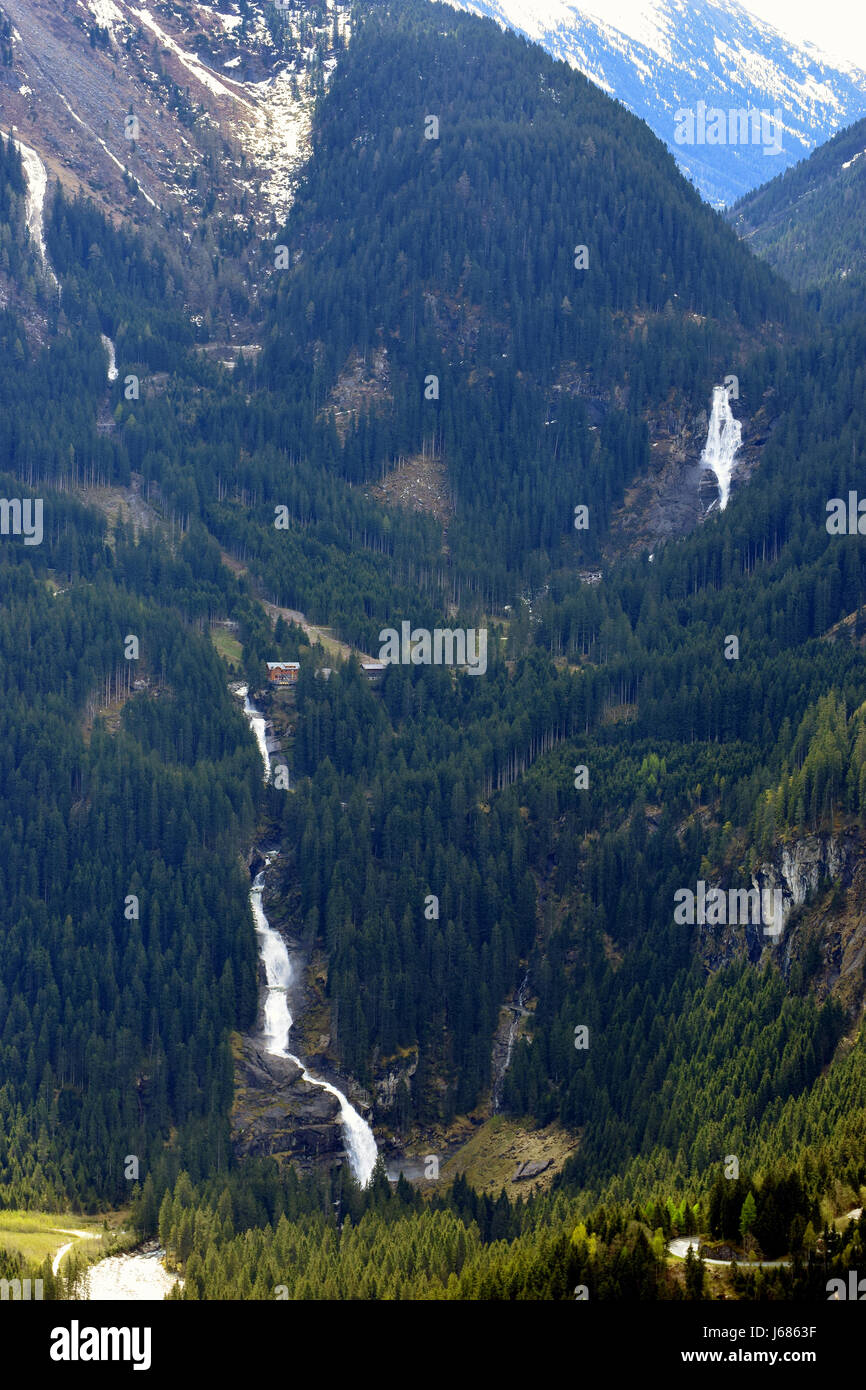 Cascate di Krimml sulla gerlos pass, Alpi austriache, Austria. Krimmler è una cascata a più livelli. Lo stadio superiore ha un dislivello di 140 metri, il medio di 100 Foto Stock