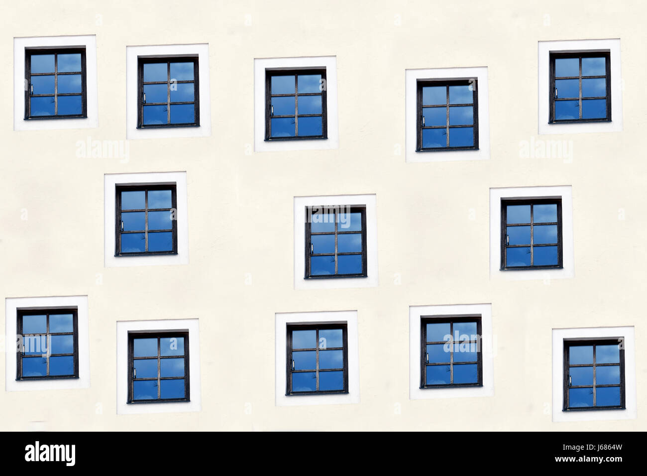 Tredici windows sulla parete Foto Stock