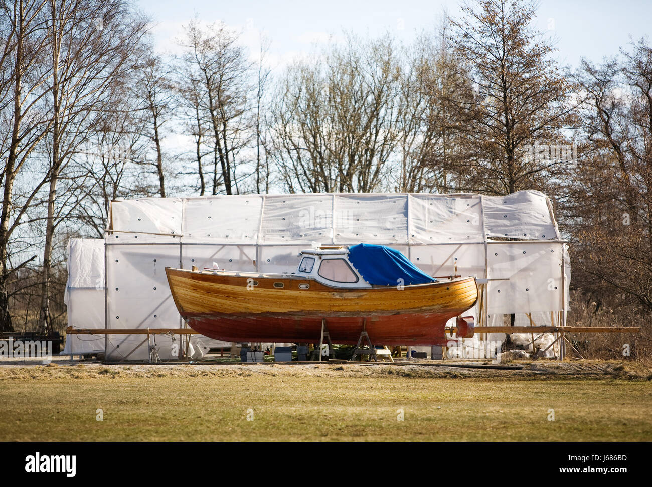 In inverno il legno antico porto di vela piccolo piccolo breve Norvegia hobby la riparazione Foto Stock