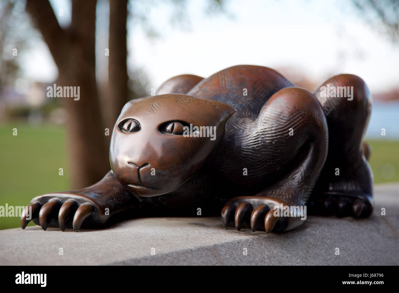 La scultura di un gatto da Tom Otterness in Rockefeller Park, Battery Park City, New York, NY, STATI UNITI D'AMERICA. Foto Stock
