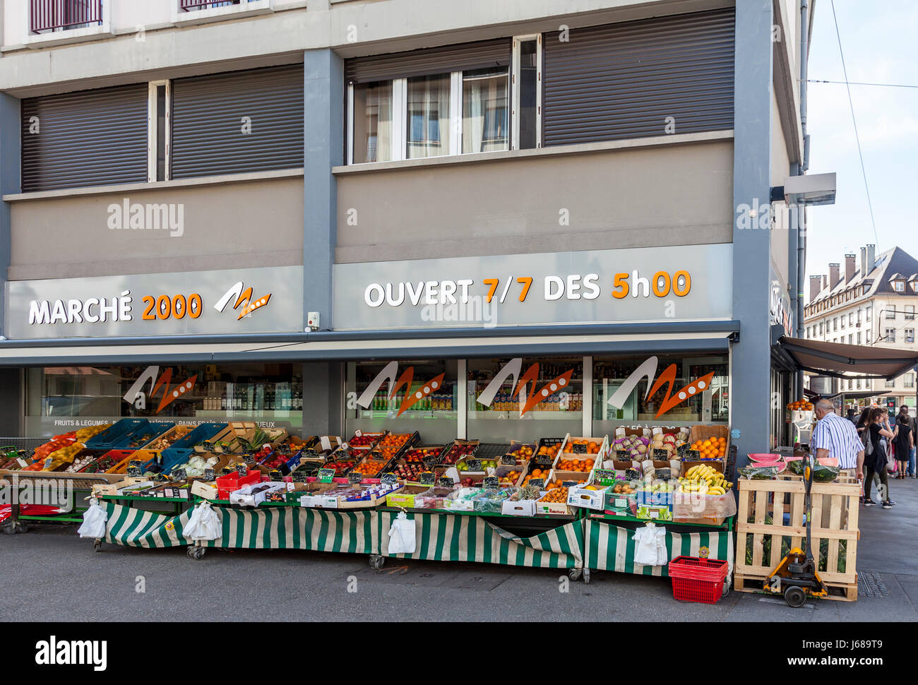 Marché 2000, un alimento vegetale e vendita sul Quai Saint-Nicolas, Strasburgo, Francia, Europa Foto Stock