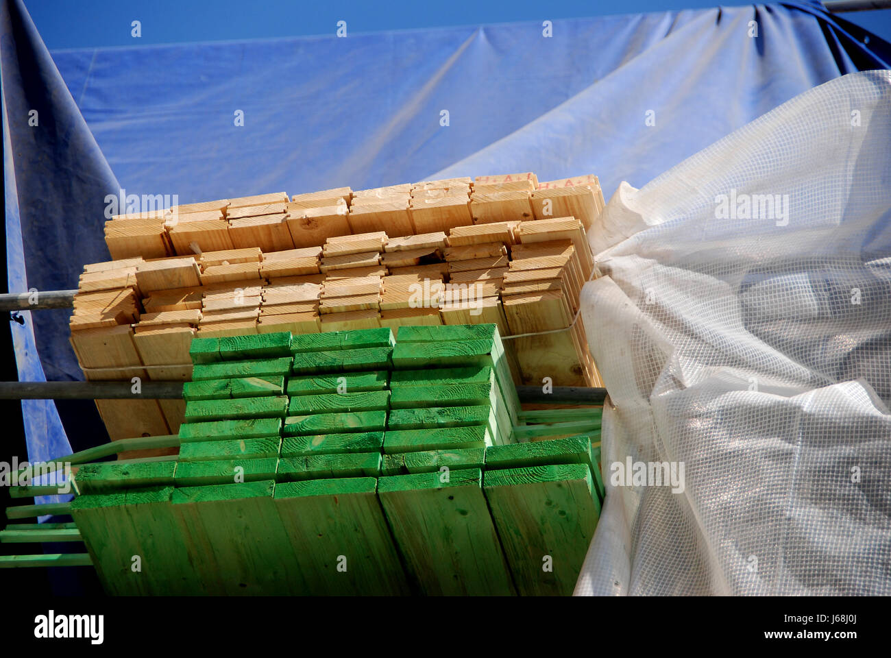 Costruire la riqualificazione di legno vecchio edificio ponteggi a riabilitare la costruzione di legno verde Foto Stock