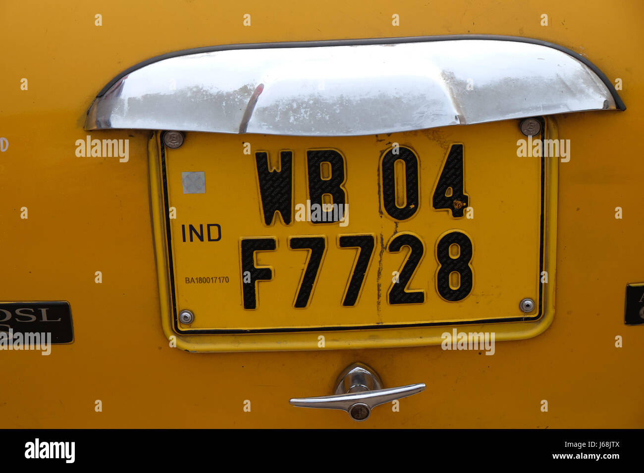 Il Bengala Occidentale la targa su un ambasciatore auto che sono utilizzati come taxsi sulle strade di Calcutta, in India il 10 febbraio 2 Foto Stock