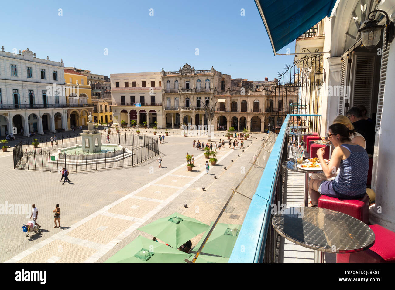 Paio di mangiare in un ristorante di Plaza Vieja, Havana, Cuba Foto Stock