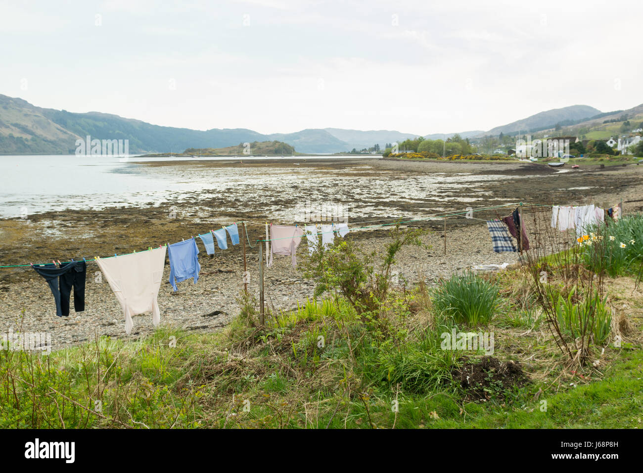 Linea di lavaggio piena di lavaggio in pubblico a Lochcarron, Loch Carron, Scotland, Regno Unito Foto Stock