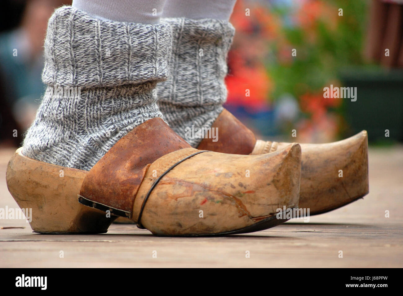 Scarpe italiano tipico folklore in legno zoccoli scarpe di legno tipiche  italiane calzini Foto stock - Alamy