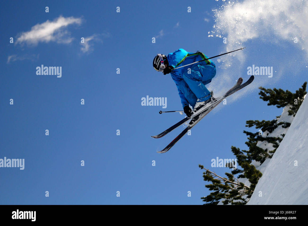 Azione extremeski adrenalina aria indietro-paese extreme freestyle salto in alto ski Foto Stock