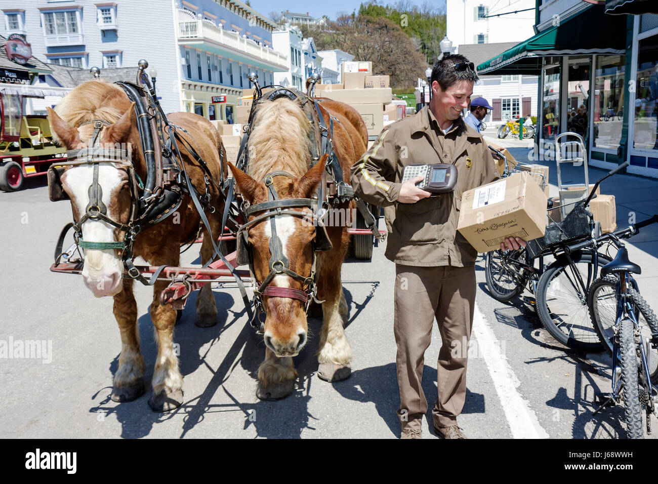 Mackinac Island Michigan,Historic state Parks Park Mackinaw,Straits of,Lake Huron,Main Street,UPS,uomo uomo maschio,gestore di pacchetti,lavoro,lavoro,dipendente w Foto Stock