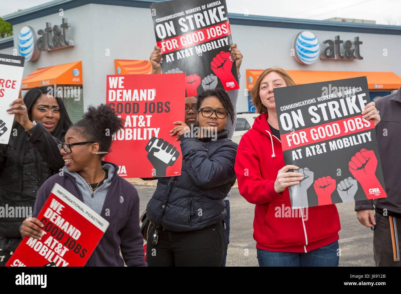 Roseville, Michigan, Stati Uniti d'America. 19 Maggio, 2017. Quaranta mila lavoratori di AT&T Mobility, che fornisce un servizio wireless a 134 milioni di persone, ha iniziato una tre giorni di sciopero per protestare contro la mancanza di progressi nei negoziati di contratto. La sicurezza del posto di lavoro è un tema chiave: la società vuole affidare i lavori o inviarli all'estero. Credito: Jim West/Alamy Live News Foto Stock