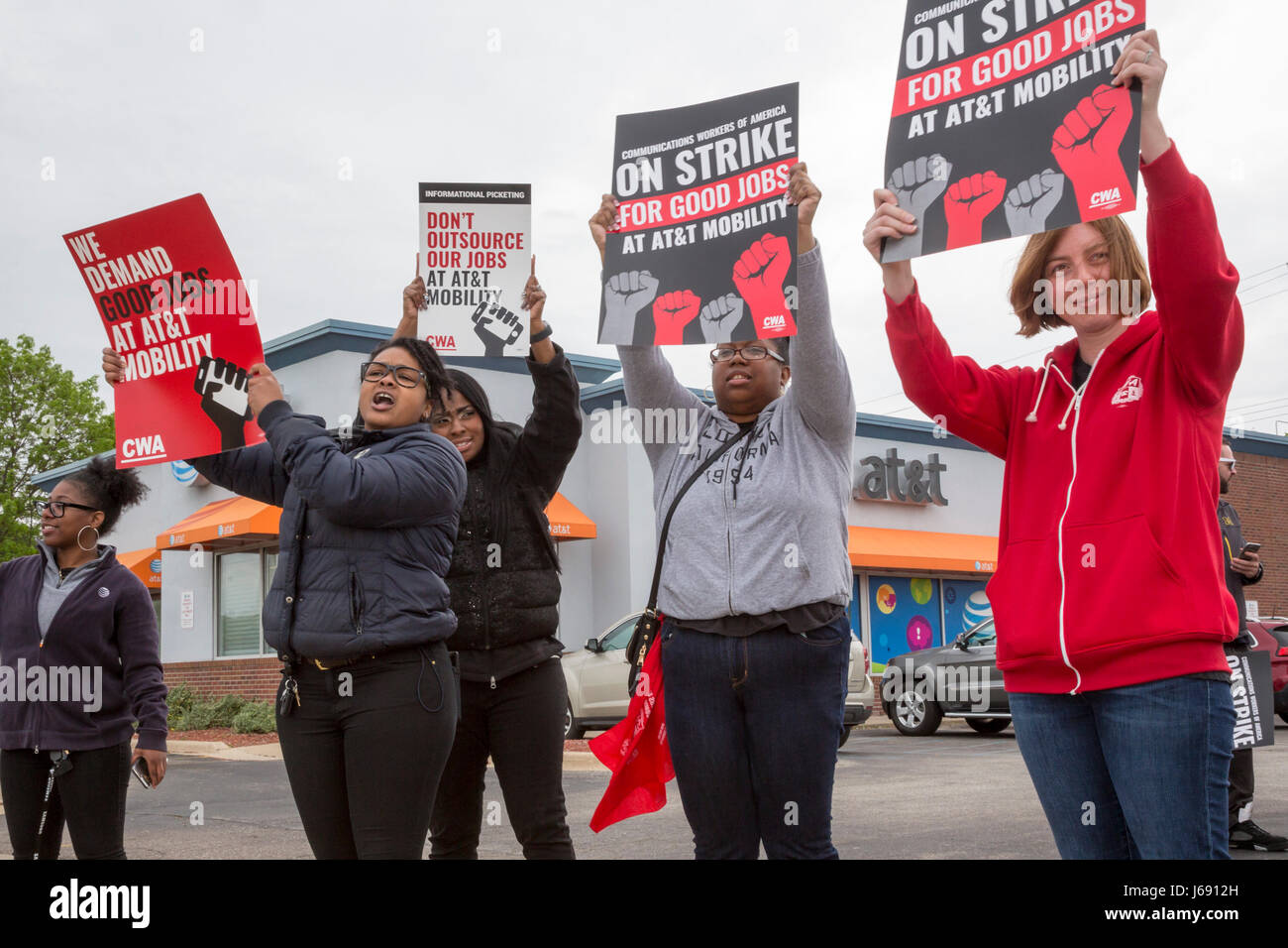 Roseville, Michigan, Stati Uniti d'America. 19 Maggio, 2017. Quaranta mila lavoratori di AT&T Mobility, che fornisce un servizio wireless a 134 milioni di persone, ha iniziato una tre giorni di sciopero per protestare contro la mancanza di progressi nei negoziati di contratto. La sicurezza del posto di lavoro è un tema chiave: la società vuole affidare i lavori o inviarli all'estero. Credito: Jim West/Alamy Live News Foto Stock