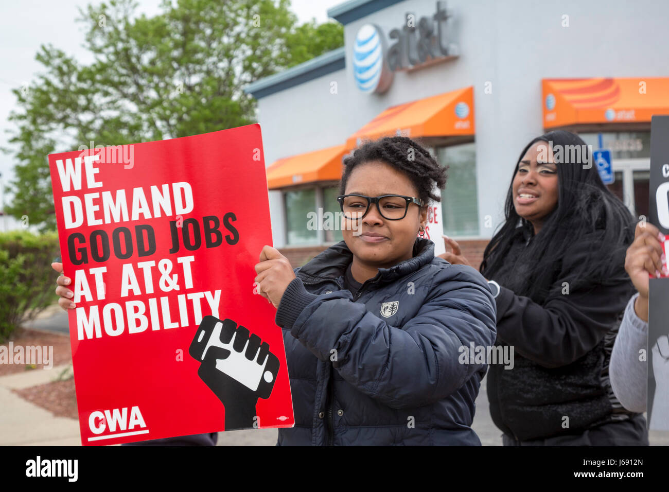 Roseville, Michigan, Stati Uniti d'America. 19 Maggio, 2017. Quaranta mila lavoratori di AT&T Mobility, che fornisce un servizio wireless a 134 milioni di persone, ha iniziato una tre giorni di sciopero per protestare contro la mancanza di progressi nei negoziati di contratto. La sicurezza del posto di lavoro è un tema chiave: la società vuole affidare i lavori o inviarli all'estero. Credito: Jim West/Alamy Live News Foto Stock