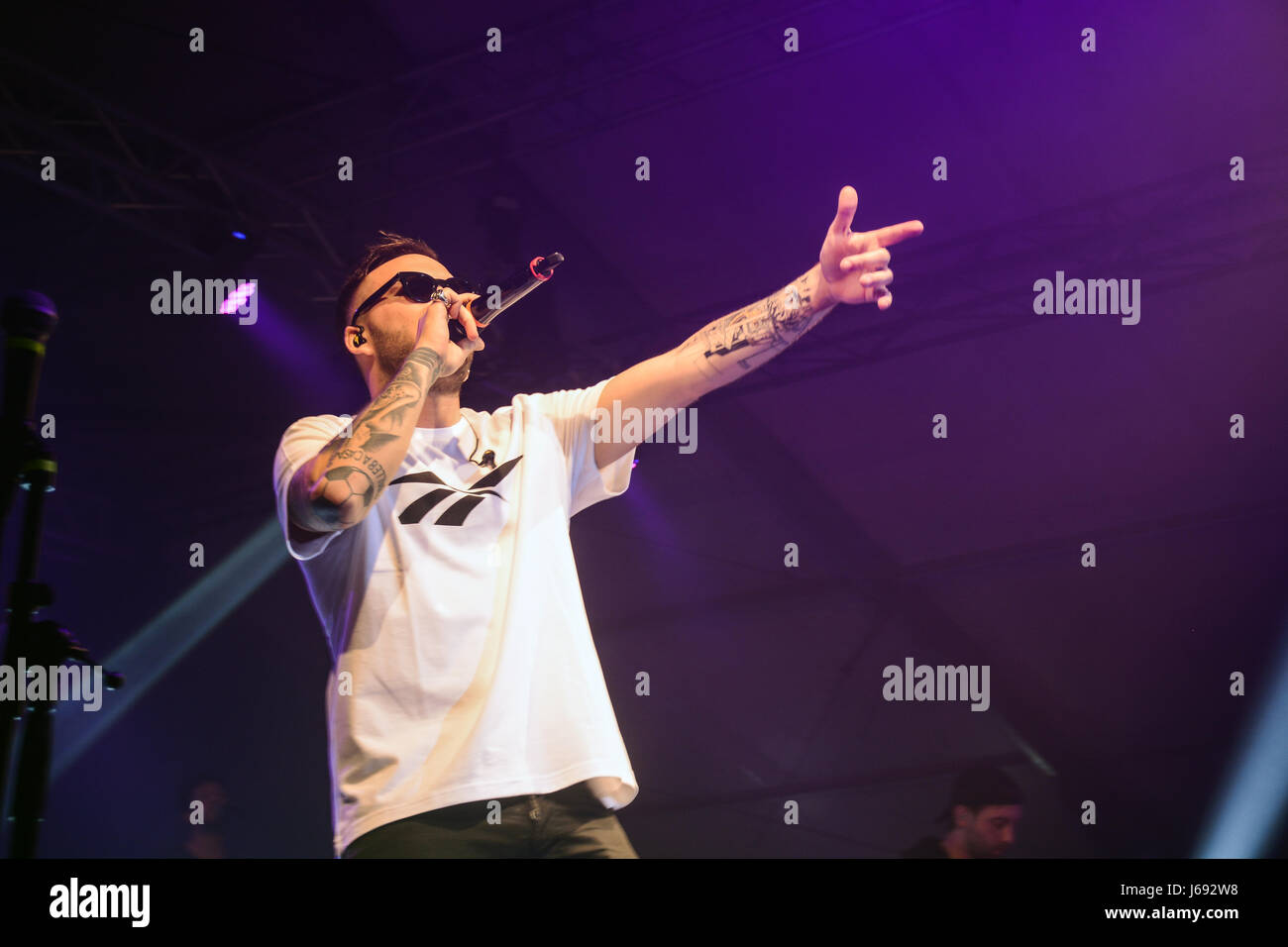 Napoli, Italia. 19 Maggio, 2017. Il rapper italiano Mattia Briga eseguita dal vivo presso la Casa della Musica di Napoli con il suo tour "Talento Tour'. Foto Stock