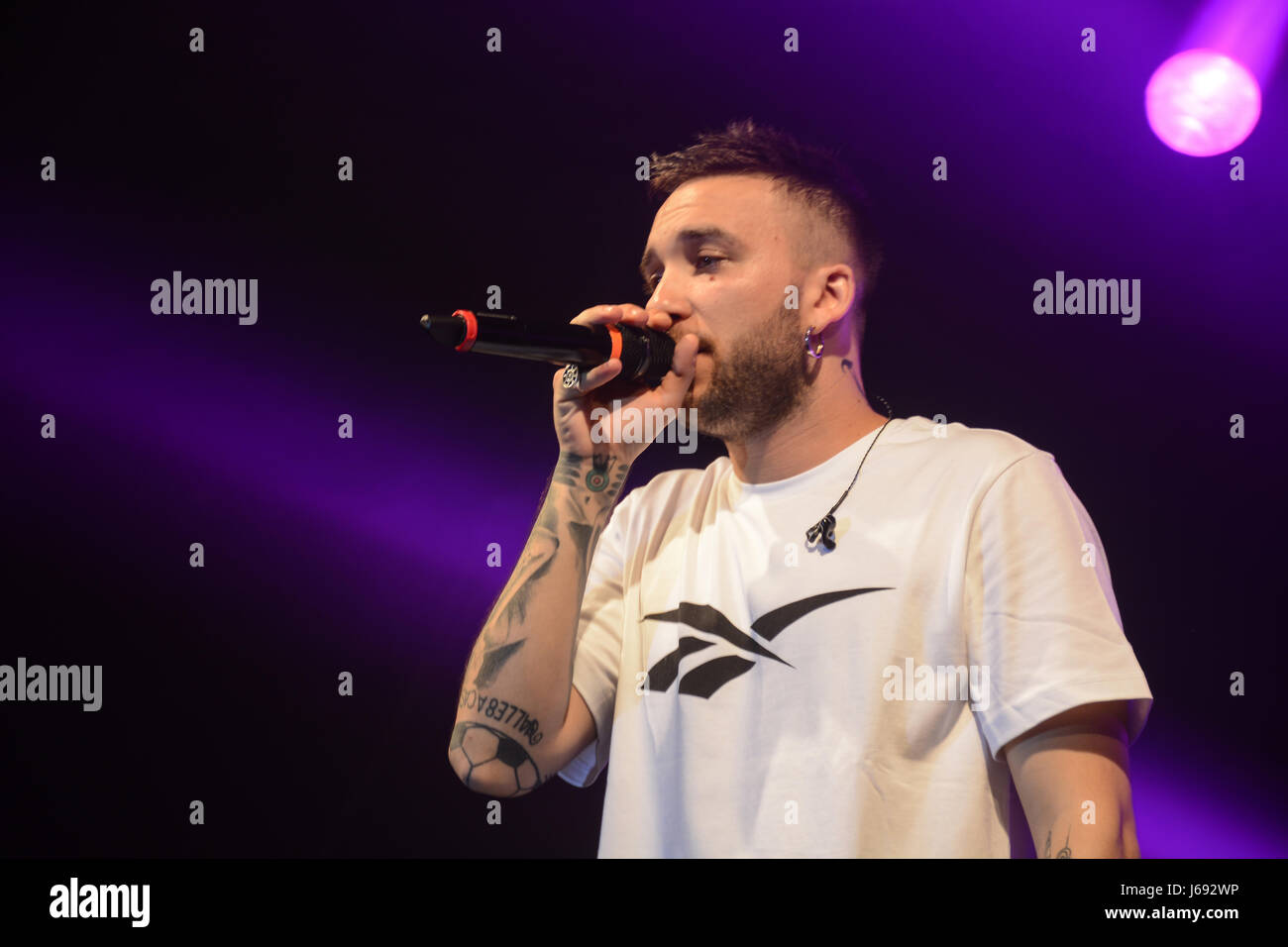 Napoli, Italia. 19 Maggio, 2017. Il rapper italiano Mattia Briga eseguita dal vivo presso la Casa della Musica di Napoli con il suo tour "Talento Tour'. Foto Stock