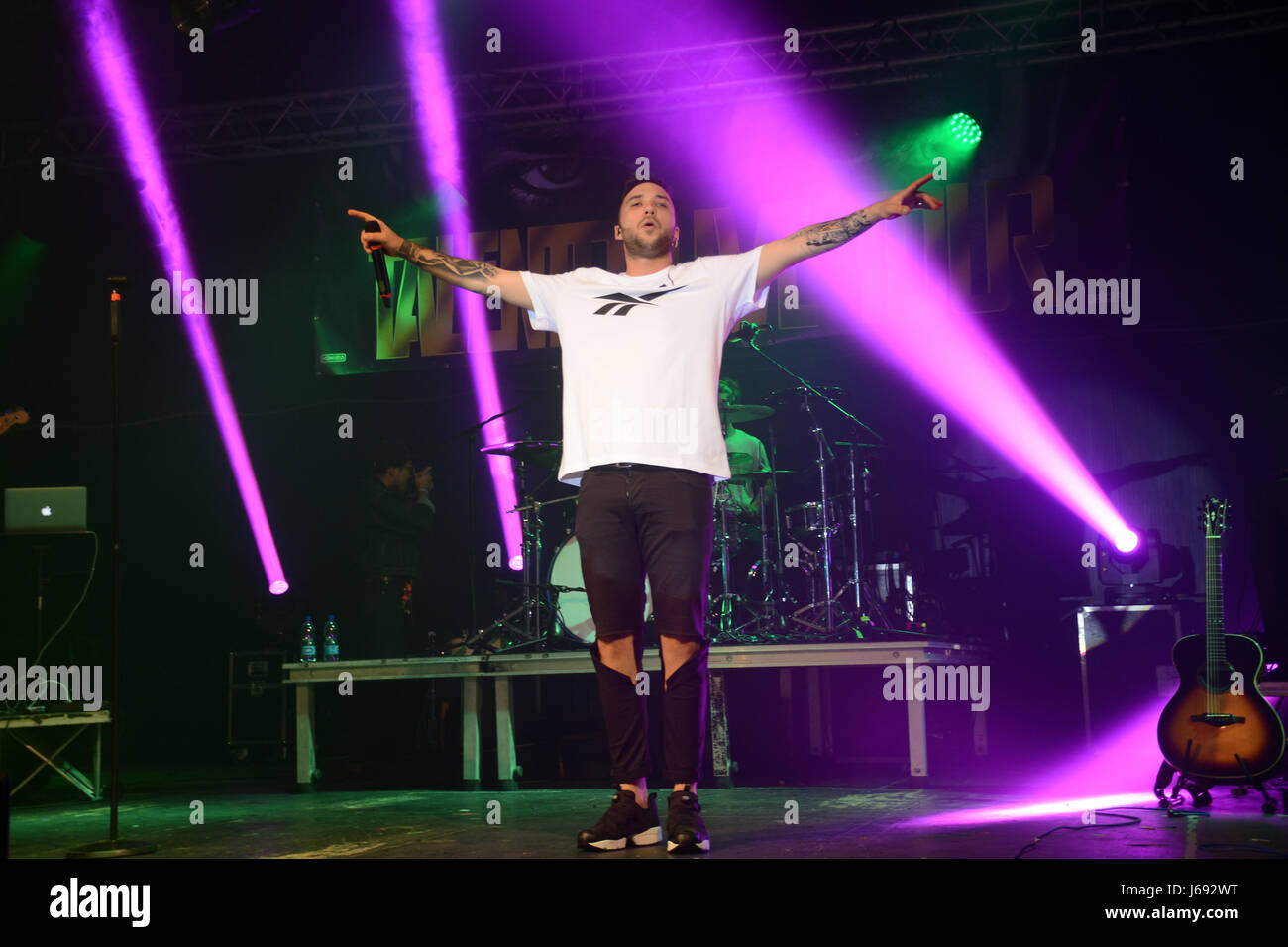 Napoli, Italia. 19 Maggio, 2017. Il rapper italiano Mattia Briga eseguita dal vivo presso la Casa della Musica di Napoli con il suo tour "Talento Tour'. Foto Stock