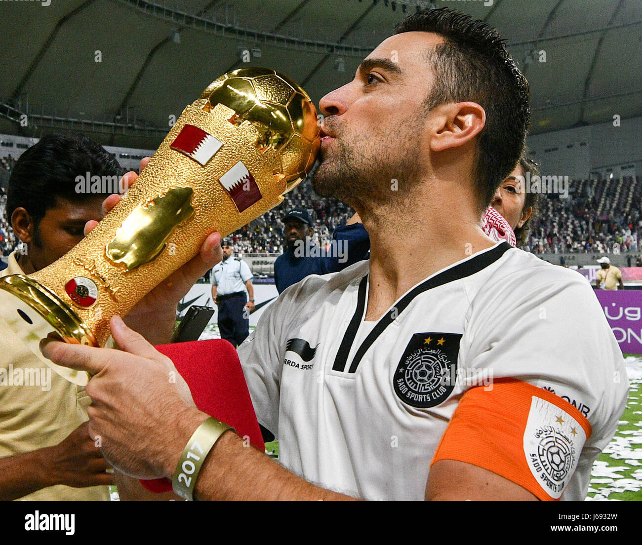 Doha in Qatar. 19 Maggio, 2017. Xavi di Al-Sadd bacia il trofeo dopo la vittoria del Qatar Emir Cup finale di partita di calcio Al Khalifa International Stadium di Doha, capitale del Qatar, il 19 maggio 2017. Al-Sadd rivendicato il titolo sconfiggendo Al-Rayyan con 2-1. Credito: Nikku/Xinhua/Alamy Live News Foto Stock