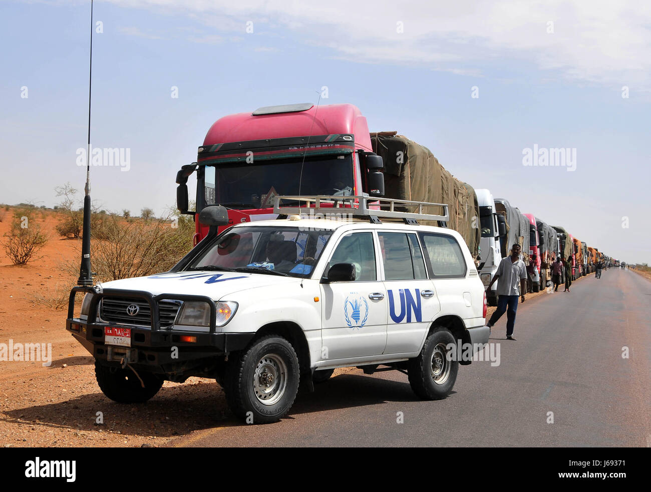 Il governo di Khartoum. 19 Maggio, 2017. I convogli che trasportano materiali alimentari sono visibili attraverso il corridoio umanitario dal Sudan è El Obied a Bentiu nel Bahr el Ghazal lo stato del Sud Soudan, 19 maggio 2017. I corridoi umanitari ha aperto di recente dal governo sudanese hanno contribuito per la consegna di aiuti umanitari a sud di cittadini sudanesi e a diminuire la fame Vi, secondo le organizzazioni umanitarie. Credito: Mohamed Babiker/Xinhua/Alamy Live News Foto Stock