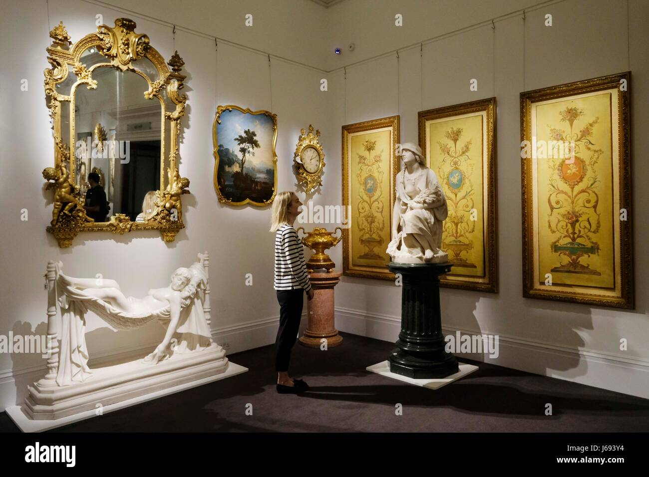 Londra, Regno Unito. 19 Maggio, 2017. Un Sotheby's membro dello staff vede una raccolta di oggetti da The Belgravia casa di Lord Ballyedmond presentato in Sotheby's auction house vendita che ricorda l'aristocratica London town house in London, Gran Bretagna il 19 maggio 2017. Credito: Ray codolo/Xinhua/Alamy Live News Foto Stock